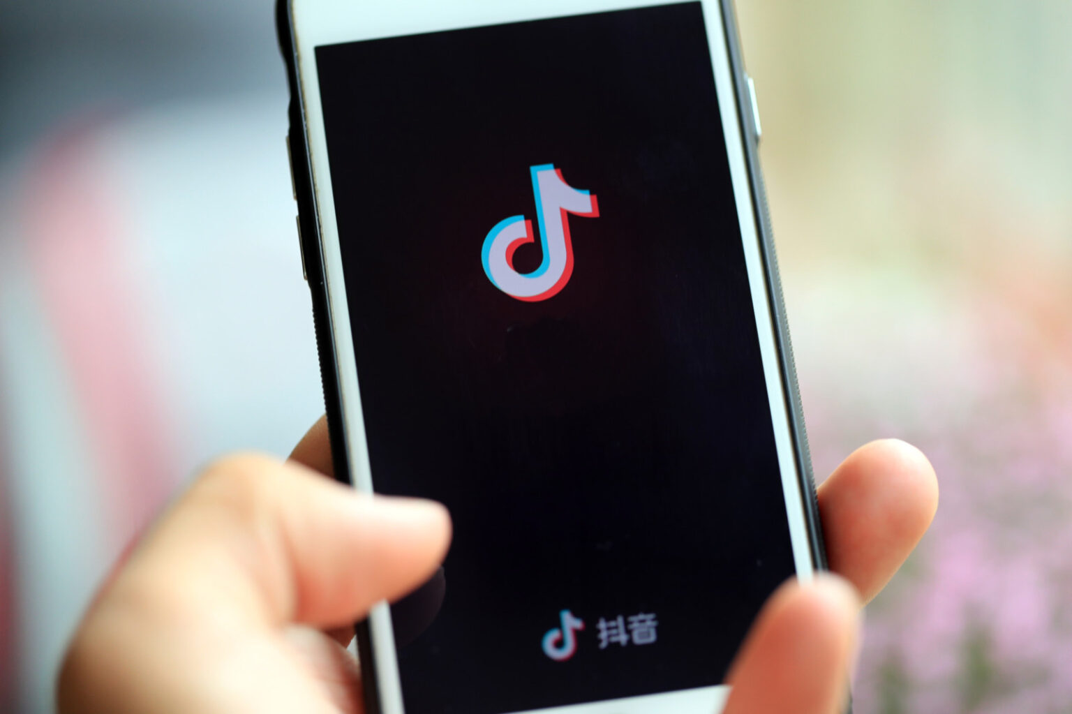 Cómo Descargar Tus Videos De TikTok Antes De Que Cierre El App